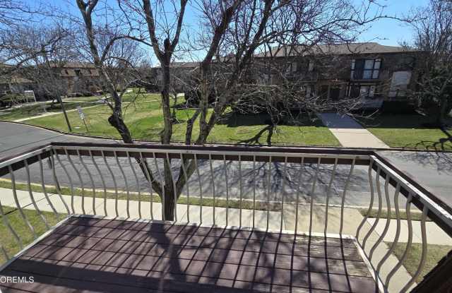 1008 N Oaks Boulevard