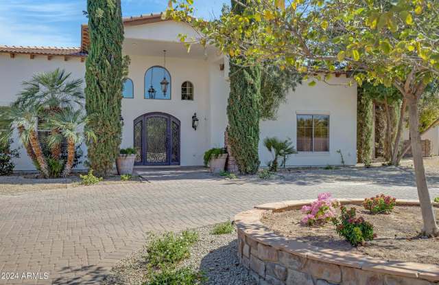 1435 E Raven Court