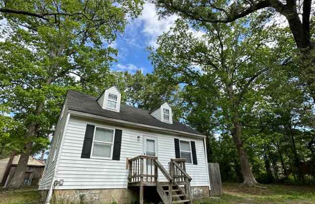 Spacious 3 Bedroom, 1 Bathroom House on quiet street