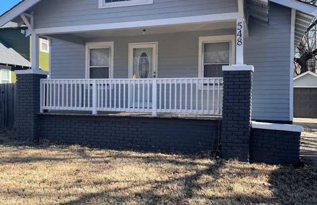 Adorable Bungalow near Wesley Hospital - Fenced Yard