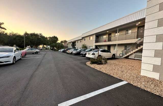 1ST MONTHS RENT FREE!! Downtown Fort Myers Condo