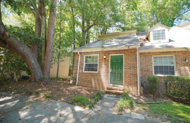 3 Bed / 2 Bath END Unit Townhome in Popular Westridge!
