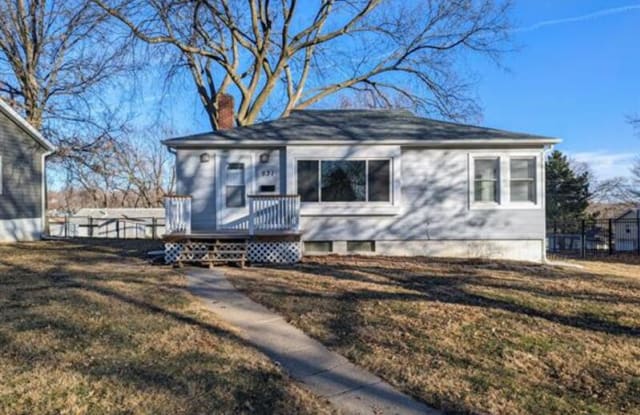 531 N GrandView Ave - 531 North Grandview Avenue, Papillion, NE 68046