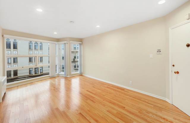 Marina: Remodeled 2nd Floor w/ Optional Parking  Golden Gate Bridge View near Chestnut Shops