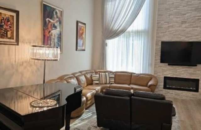 5333 Zelzah Ave unit: 305