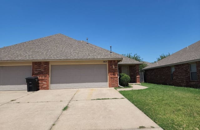 917 SW 37th - 917 Southwest 37th Street, Moore, OK 73160