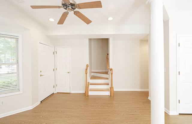 $500 Move-in Special! End-Unit Townhome Convenient to 5th St Station, Downtown,  UVA