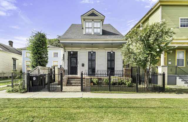 Photo of 2324 Ursulines Ave Apt B (Upper)