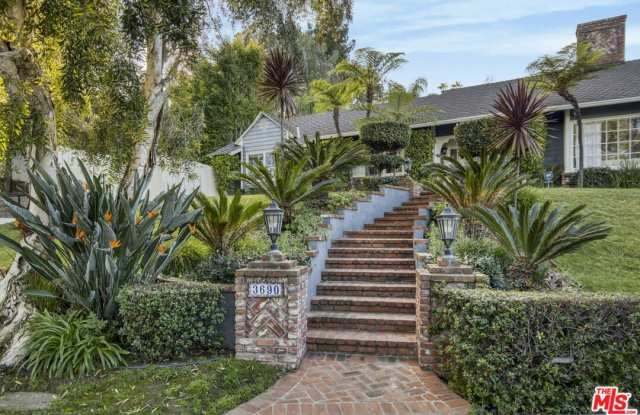 3690 Crownridge Dr