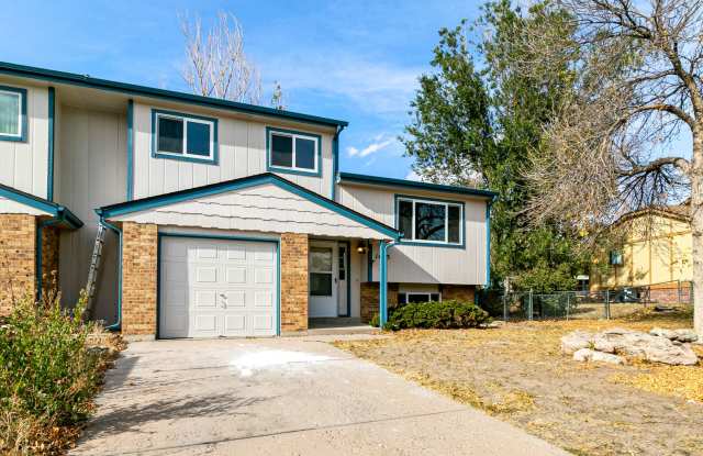 Half Duplex near Downtown Castle Rock with HUGE YARD and Garage!