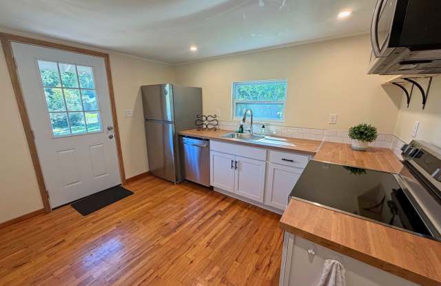 Cozy Completely Remodeled 2nd Floor Duplex with 2 bedrooms and 1 bathroom.