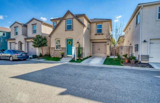 Beautiful 3/2.5 near Clovis East