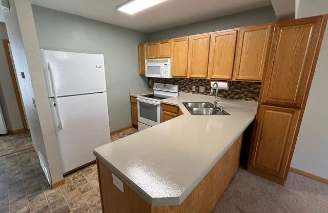 2 bedroom, 2 bath Townhome w/possible 3 bedroom. - 3955 Olympic Boulevard, Billings, MT 59102