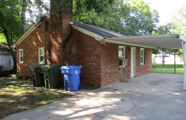 1 ROOM-Small Studio House (with kitchen and bathroom) - 407 Center Street, Kernersville, NC 27284