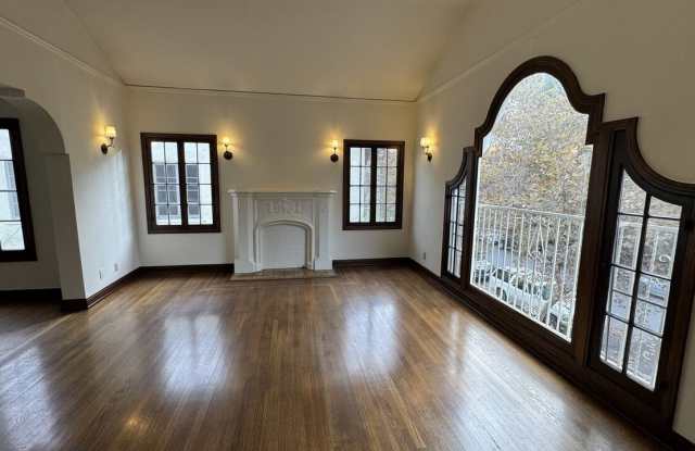 326 1/2 N Sycamore Ave