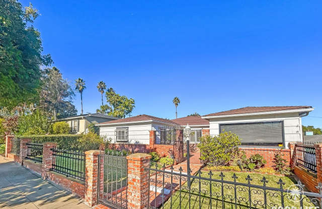 Photo of Beautiful 3BD/2BA W/ Private Pool, Garage, and A/C in Ocean Beach!