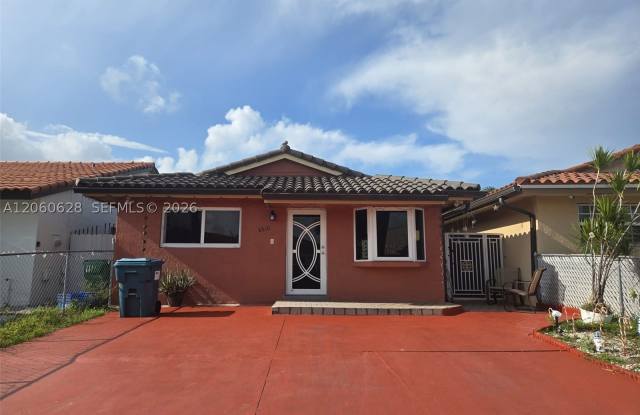 8810 NW 114th Ter
