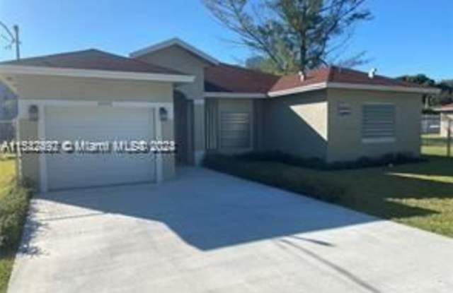 Oak Grove Ests - 15500 Northeast 7th Avenue, Golden Glades, FL 33162