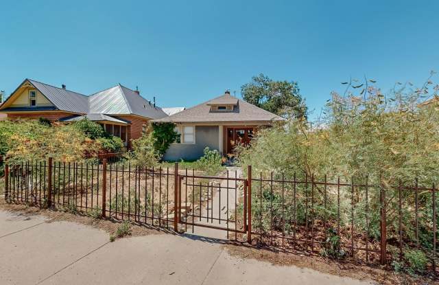 HISTORIC Edo BUNGALOW 2 Bedroom 1 Bath