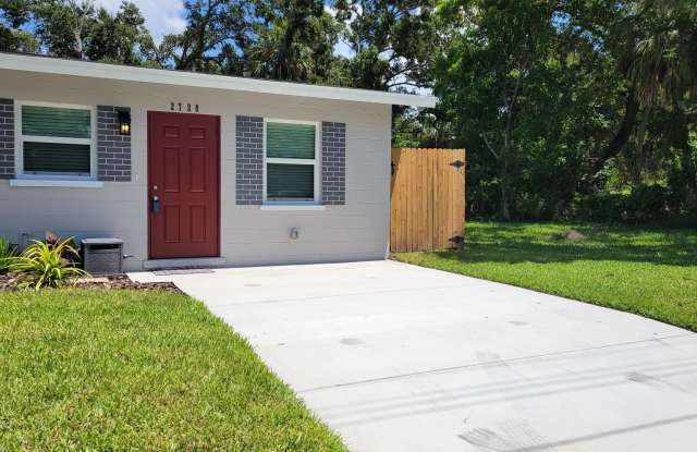 Annual UNfurnished Beautifully totally renovated duplex in Sarasota