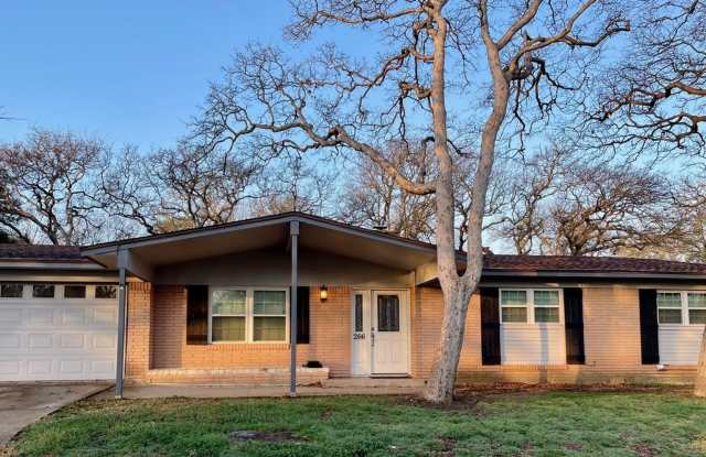 3 Bedroom, 2.5 Bath home for rent in Woodway TX, (MISD ISD)