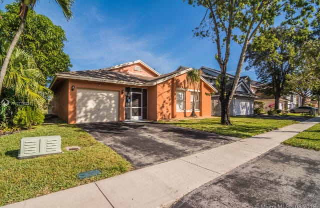 9661 SW 11th St - 9661 SW 11th St, Pembroke Pines, FL 33025