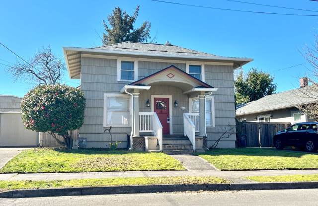 Portsmouth Neighborhood 3 story Home with Laminate H/W Floors, Fenced Backyard - 8421 North Fiske Avenue, Portland, OR 97203