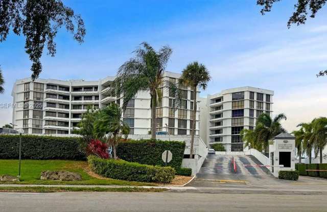 Photo of 13953 Kendale Lakes Cir