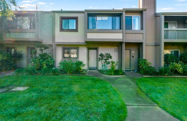 Move-in Special: 3343 Solomon Lane - Townhouse | 3 Bedrooms | 2.5 baths - 3343 Solomon Lane, Alameda, CA 94502