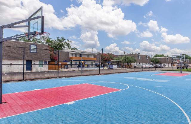 The Lynx Apartments and Townhomes