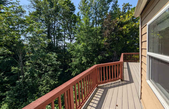 Charming Kirkland Bungalow with Lake Views!