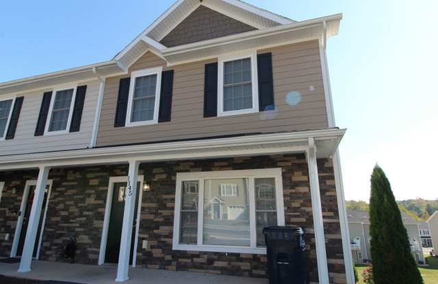 Photo of 3 Bedroom 2.5 Townhome with gorgeous mountain views! Loads of storage! Short term lease option!