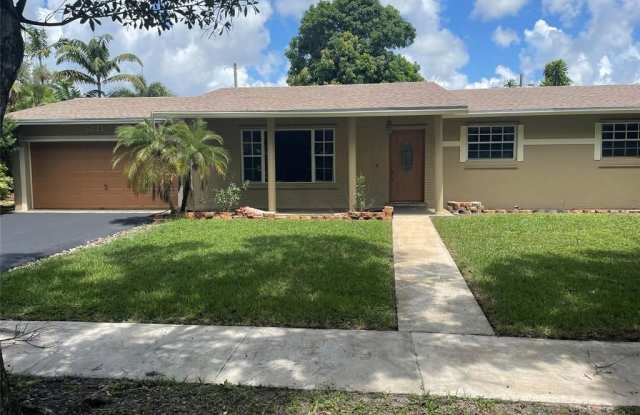 5221 SW 5th St - 5221 Southwest 5th Street, Plantation, FL 33317