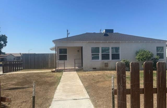 501 Linda Vista Drive -House w/ Back Apartment