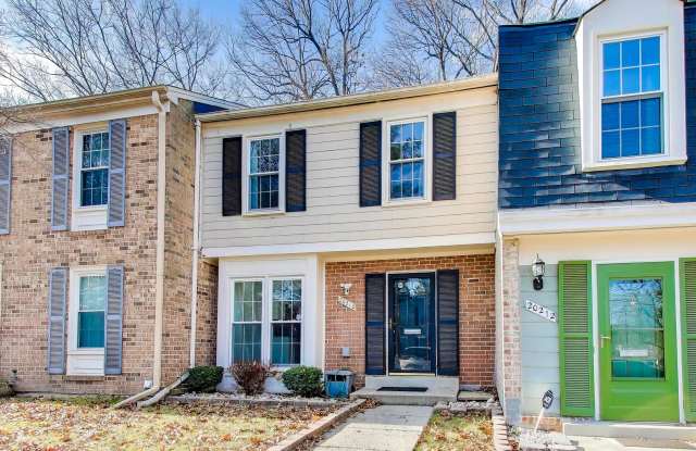 Magnificent on Maple Leaf: 3 BED+2 Full + 2 half Baths