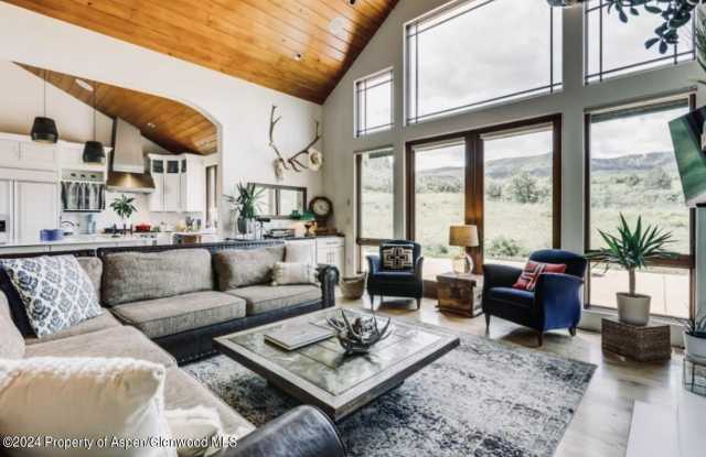 1434 Hooks Spur Road