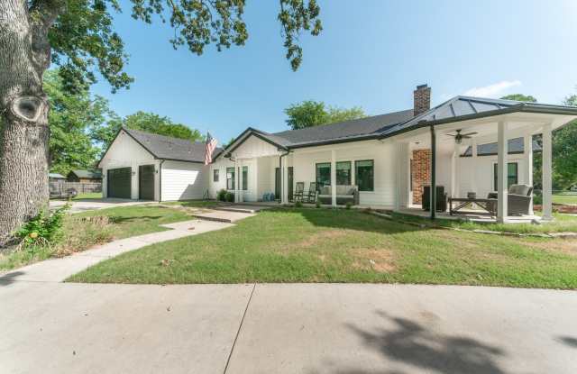 131 Lakeway Lane