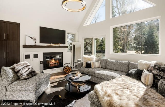 222 W Hopkins Avenue