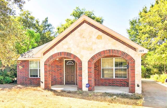 1323 S Marsalis Avenue - 1323 South Marsalis Avenue, Dallas, TX 75216