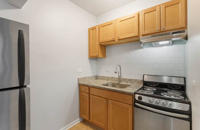 Photo of 7451 N Greenview Ave