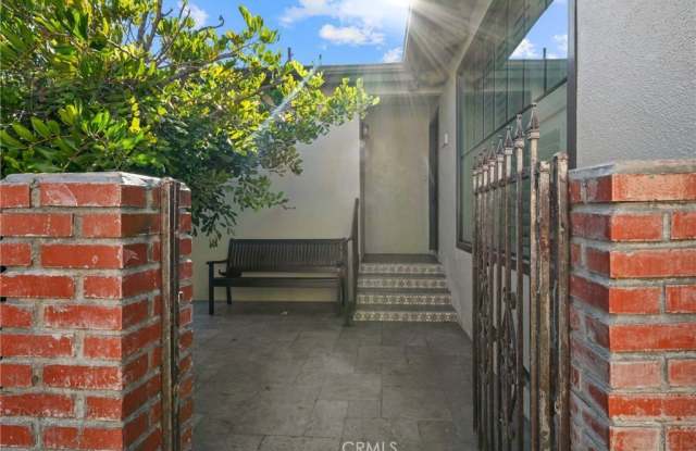 513 E Hillsdale Street