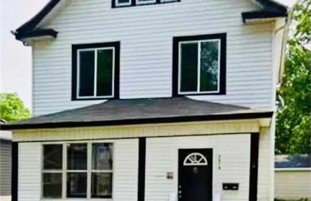 Photo of 2818 Dupont Avenue N