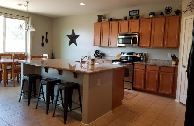 1932 E RAVENSWOOD Drive