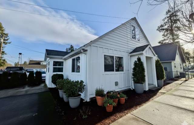 Modern Luxury Meets Small Town Charm in Your New Gladstone Home! Water,Sewer, PGE & NW Natural included in the Rent!