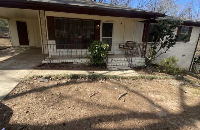 2404 Debbie Dr