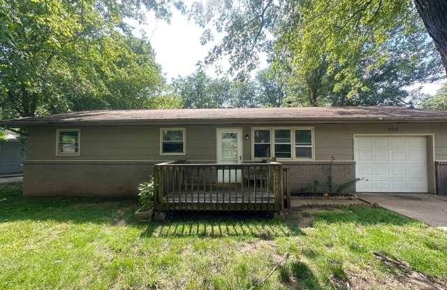 3 Bedroom Home with Garage and Spacious Fenced Yard!