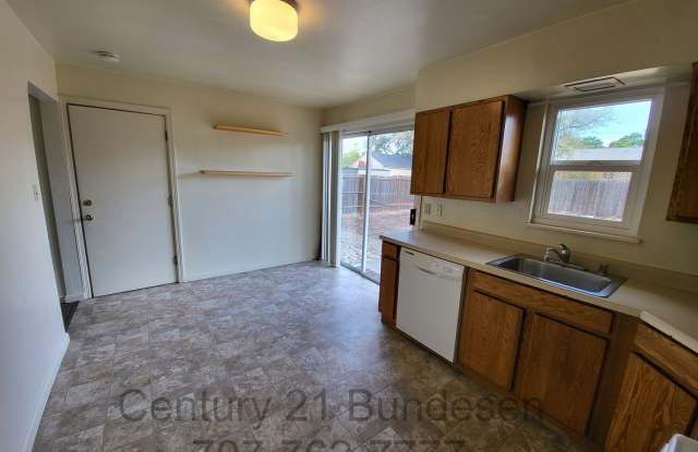 Clean Eastside Petaluma Home - 3BD/2BA ~132 Maria Drive