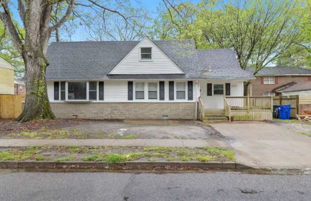 Spacious 5BR Home with Fenced Backyard in Norfolk