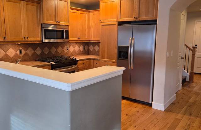 2 story townhome close to trails!