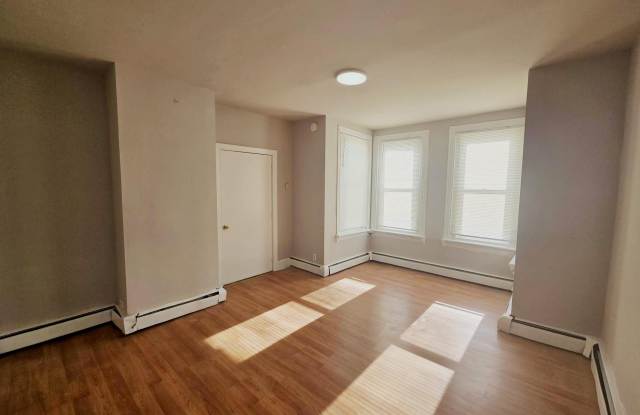 5526 N MASCHER Street unit: 2Nd Fl Rear